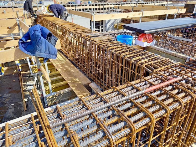 Avantajele utilizării oțelului beton în construcțiile civile și industriale