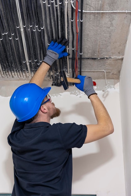 Cum se montează instalațiile electrice și sanitare într-o casă SIP?