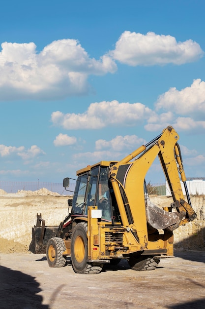 Utilajele pentru lucrări de infrastructură: de la excavatoare la cilindri compactori