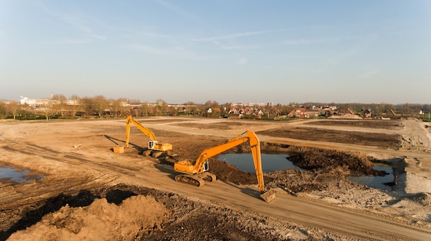Avantajele utilizării excavatoarelor mari în lucrările de infrastructură