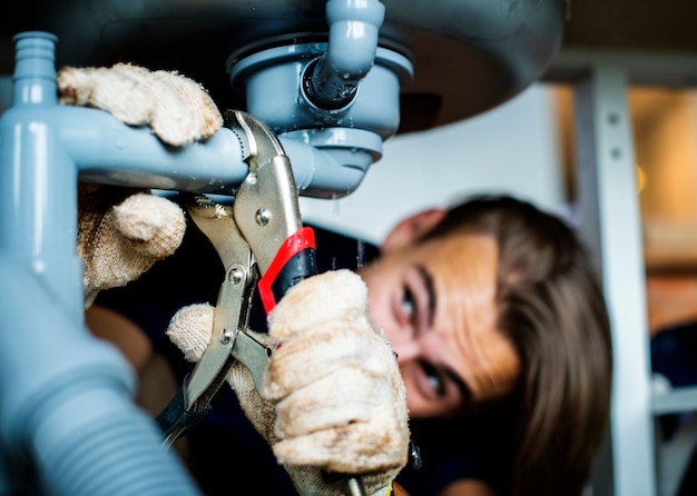 Renovarea instalațiilor electrice și sanitare într-un imobil vechi