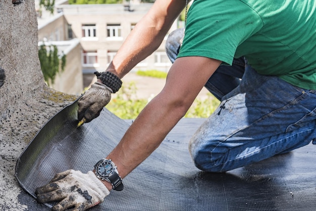 Cum se aplică corect hidroizolația pe acoperișurile din beton?
